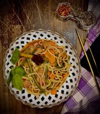 NOODLES Z KACZKĄ STIR-FRY IMBIR & THAI BASIL